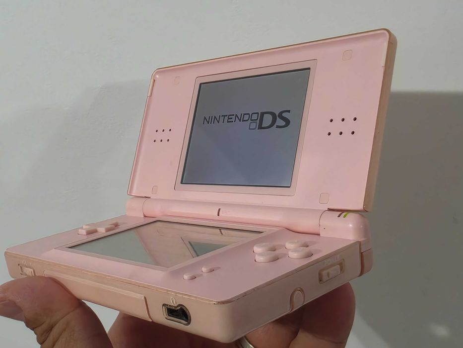 Nintendo DS lite roz complet cu 2 jocuri