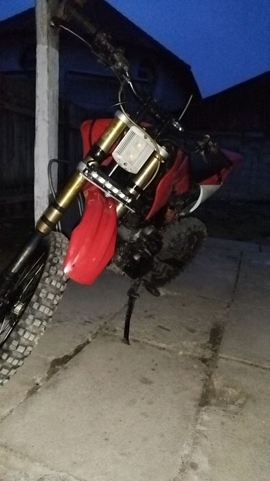 Vând cross 250în 4 timpi