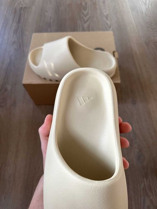 Papuci Sport Yeezy Slide Bone Adidas Bej Papuci Yeezy - Livrare Verificare