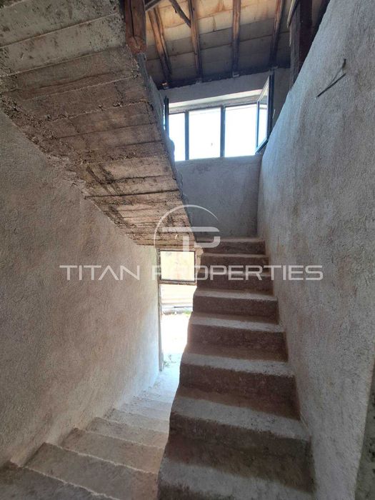 Двуетажна къща в Брацигово