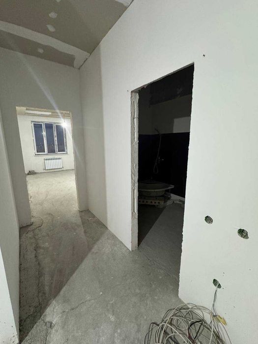 Семейная 2в3 Ю13: школа, ТЦ, метро.`