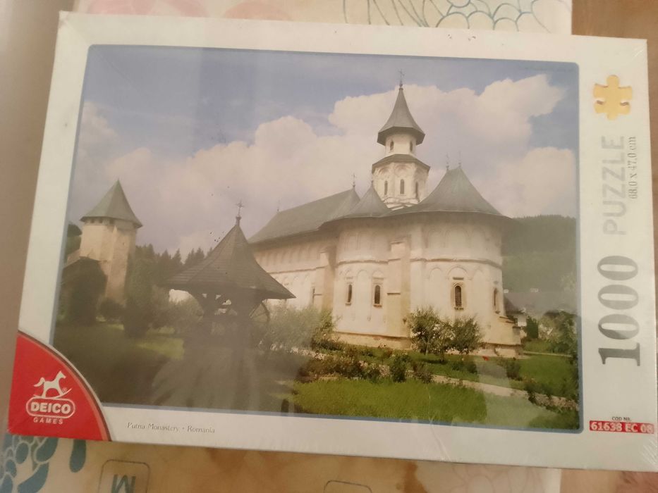 Vând puzzle cu imaginea mănăstirii Putna