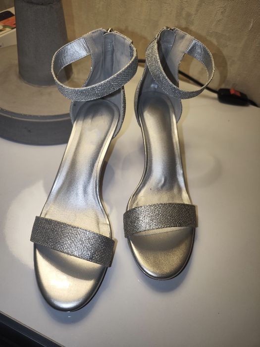 Босоножки серебряные