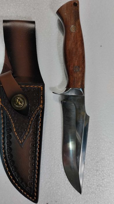 Асексоар за любители на вино и ножове