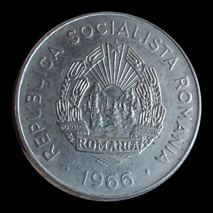 Se vând 4 monede de 100 de lei din 1943 și una de 25 de bani din 1966