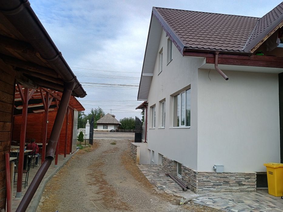 Casa, fostă moară,spatii de depozitare și magazin mixt.