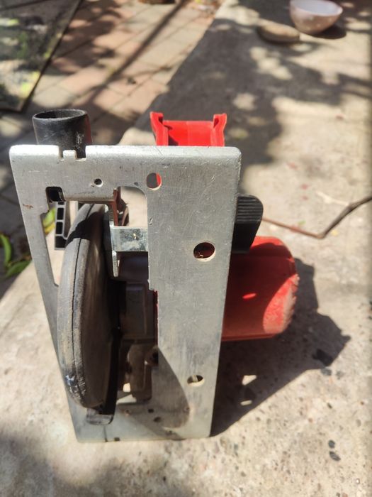 Vând circular de măna milwaukee