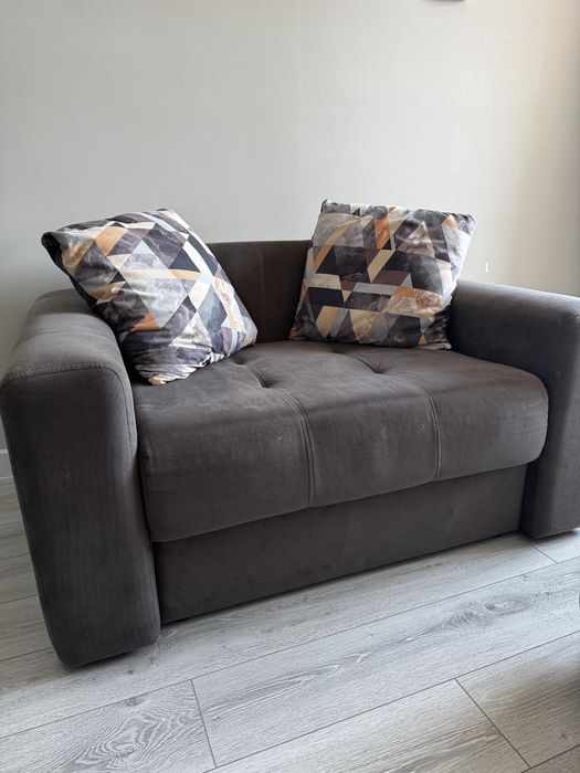 Продам диванчик с пуфиком. Раскладывается