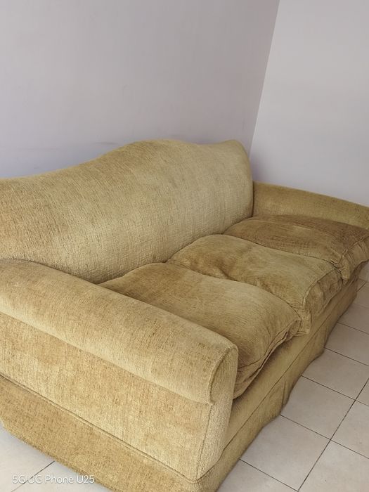 Подарявам триместен диван
