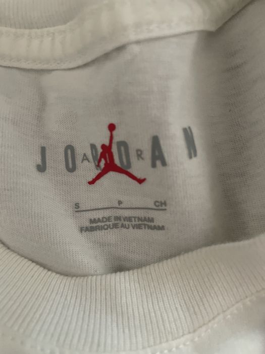 un tricou în stare foarte bună, purtat poate o dată sau de două ori