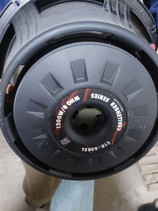 Срочна фирминий камплект йенги калонка ва усилител сотилади жуда зор