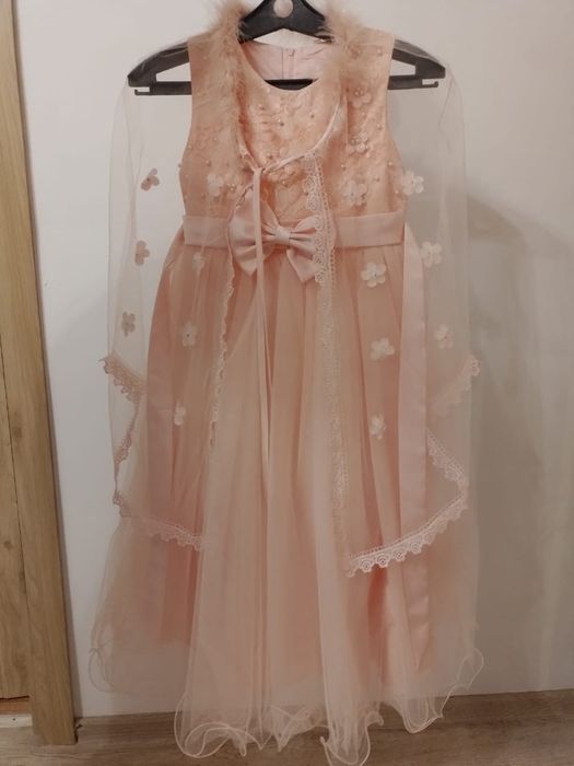 Продам платья для девочки 140 размер