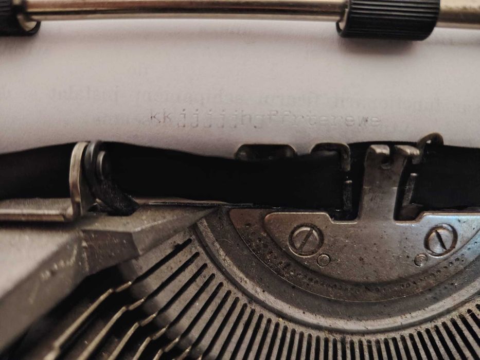 Vand masina veche de scris Olivetti