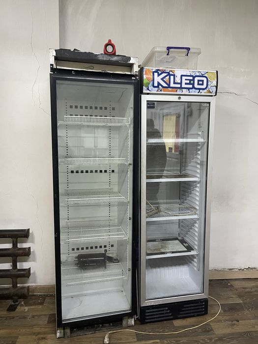 витринный холодильник и стулья диваны