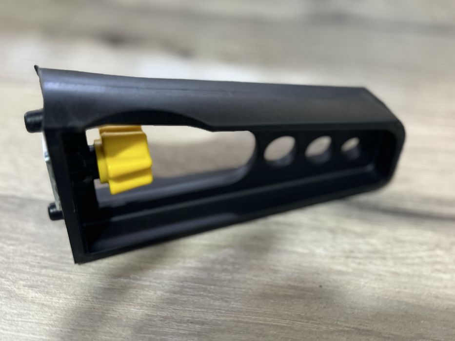 Derjatel dlya bagajnik