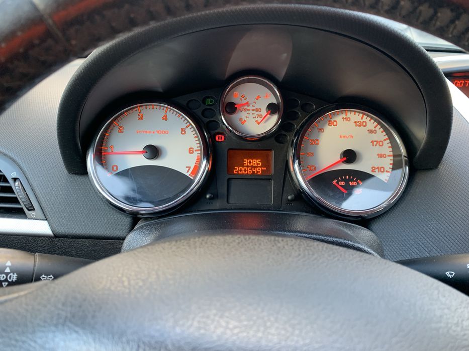 Пежо 207 1.4 бензин