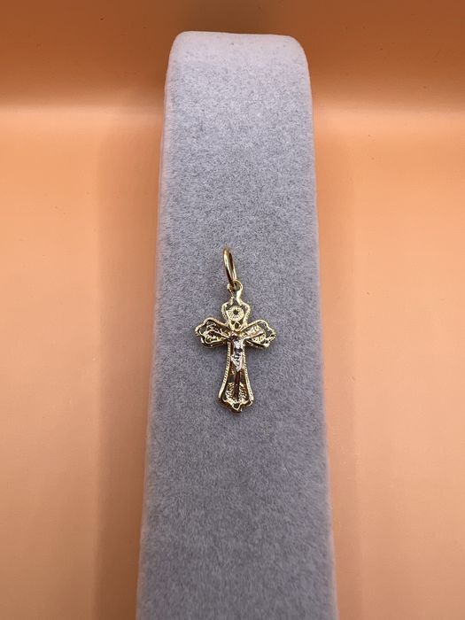 Продам золотой крестик.