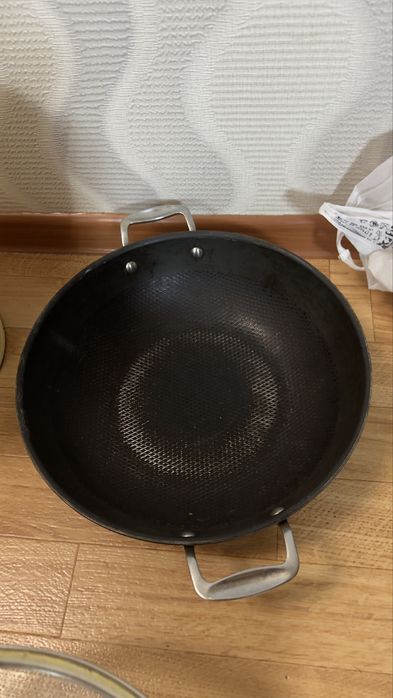 Продаю сковородку  с крышкой