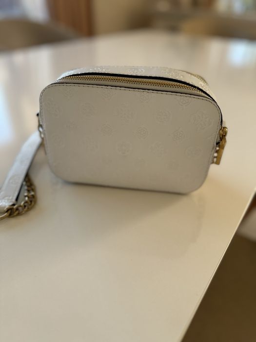 Дамска чанта GUESS