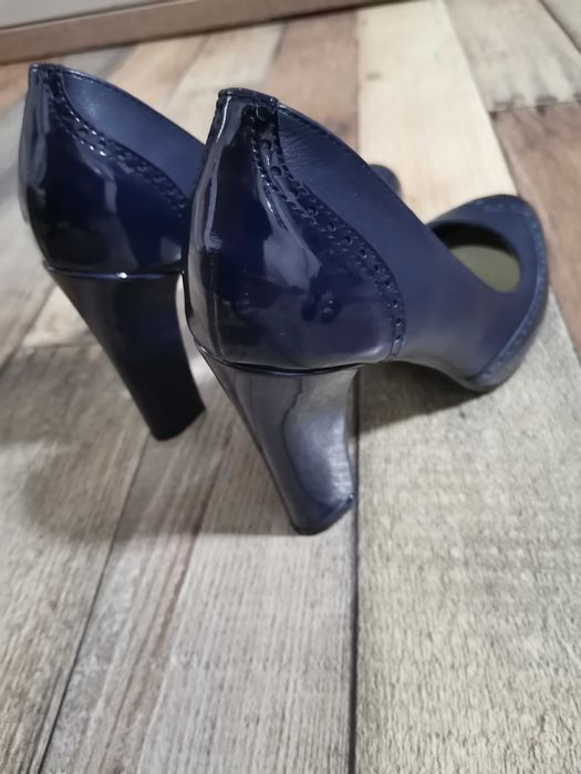 Pantofi din piele naturala.