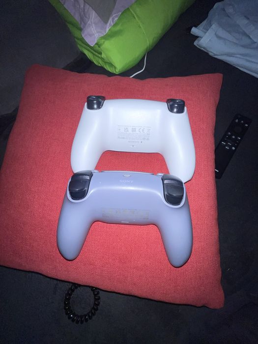 Ps5 disk edition със две игри и два джойстика запазен