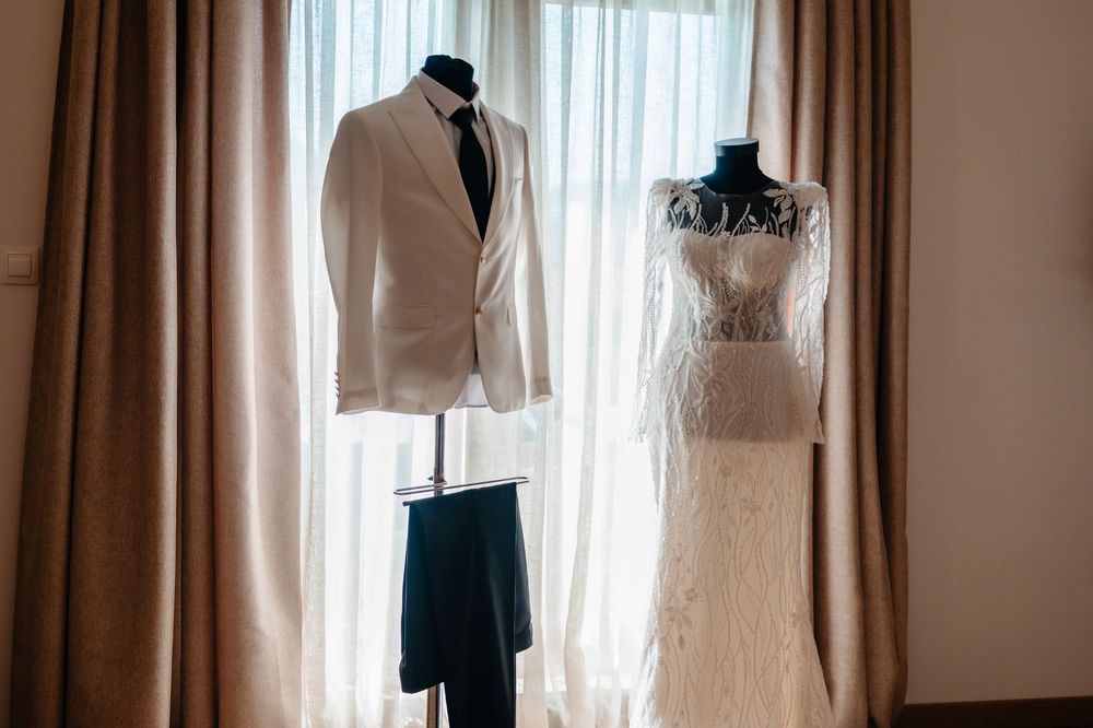 Rochie de mireasă și sacou mire.