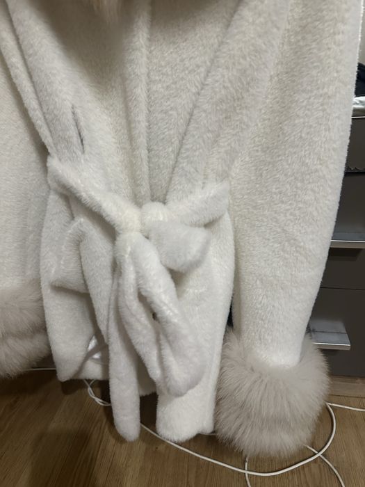 Бяла алкантара с косъм лисица