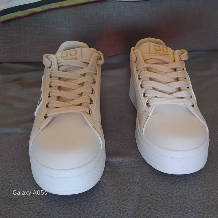 Спортни обувки с връзки