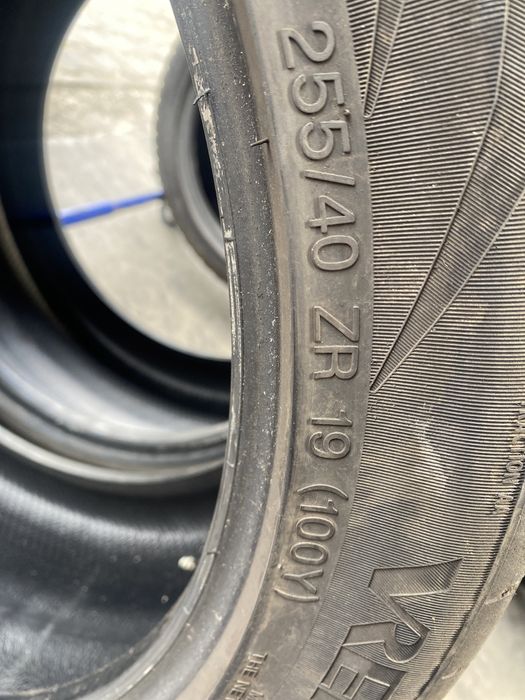 255/40/19 Vredestein Vara