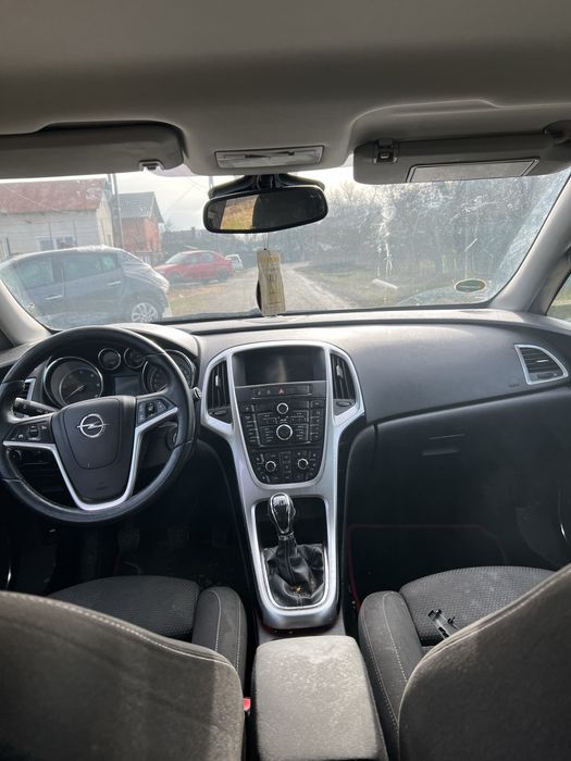 Dezmembrări / Dezmembrez Opel Astra J si Astra H