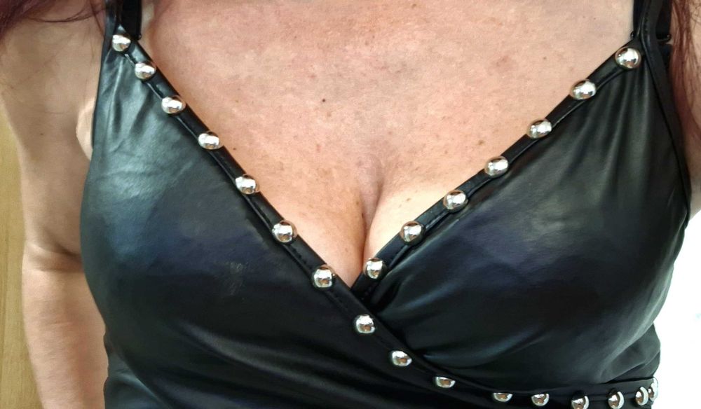 Секси кожена рокля украсена с капси, размери М, Л, ХЛ