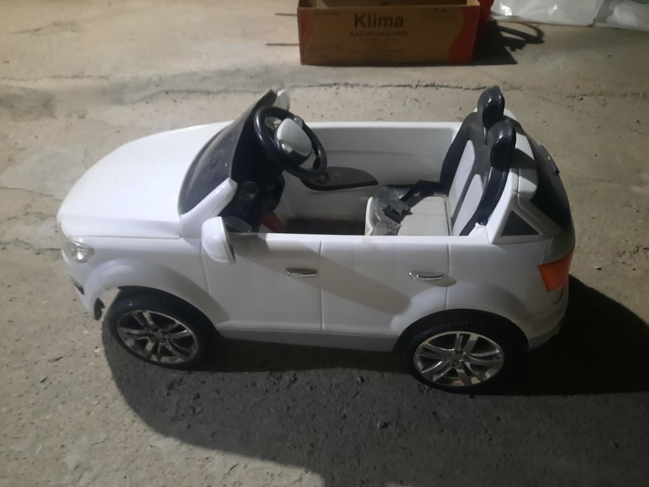 Продаю детскую машину Aуди Q7