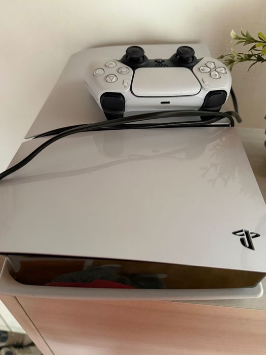 Playstation 5 o maneta in cutie
