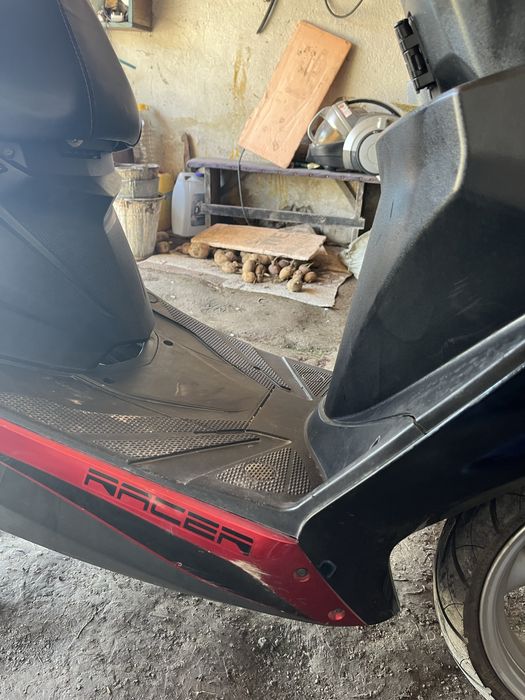 Скутер racer на ходу с салона пройзводства Тайвань