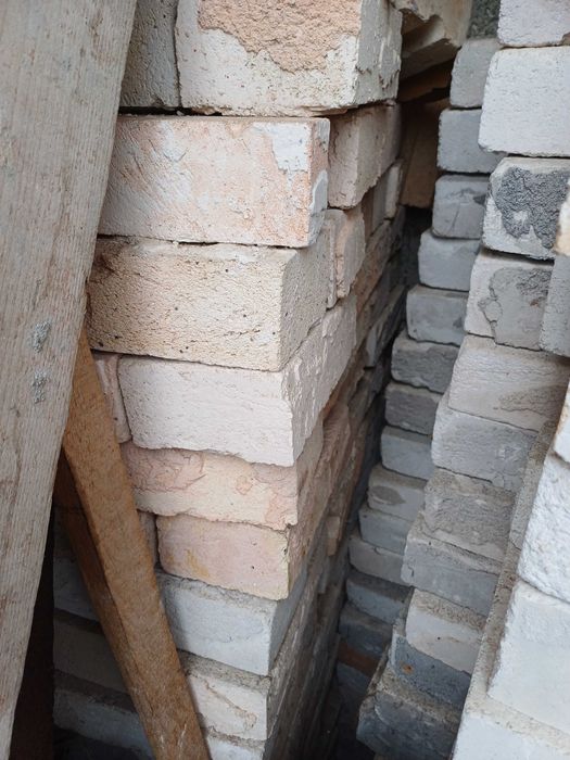 Огнеупорни топлоизолационни тухли + плътни тухли единички