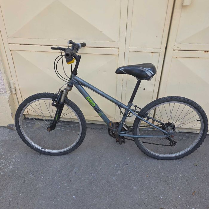 Vand 2 biciclete pentru baieti si fete