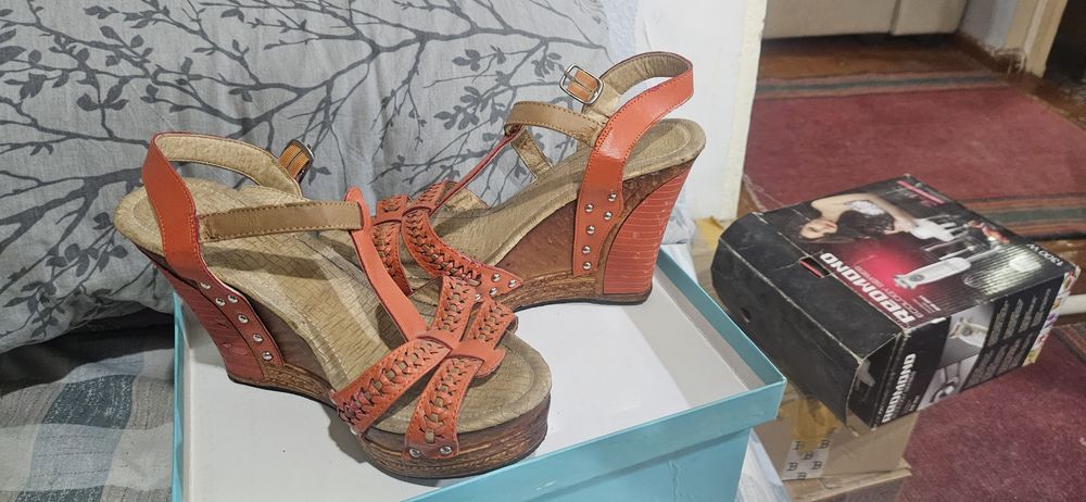 Продам босоножки