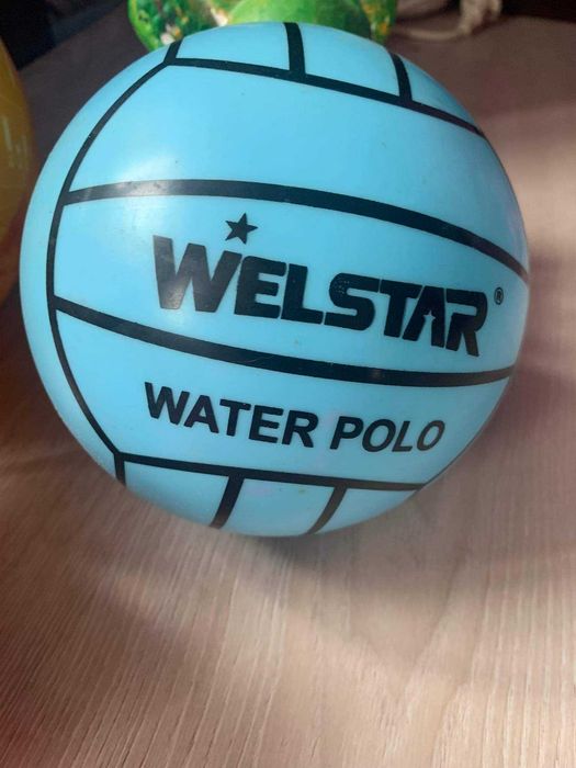 Футболни, баскетболни и волейболни топки.