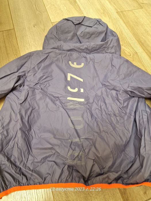 Продам ветровку на девочку