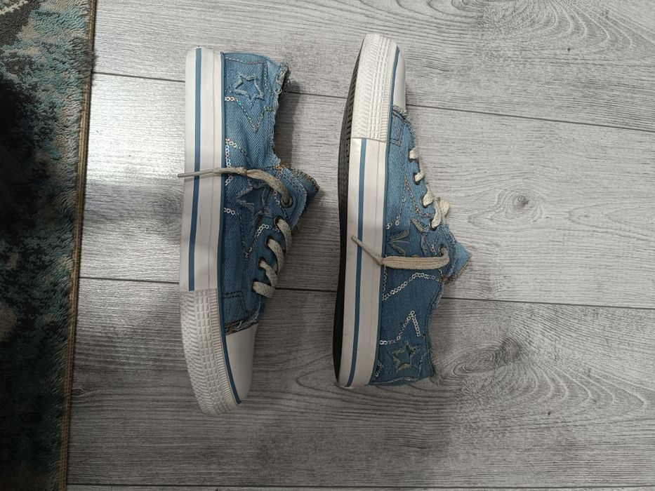 Adidași Dockers.