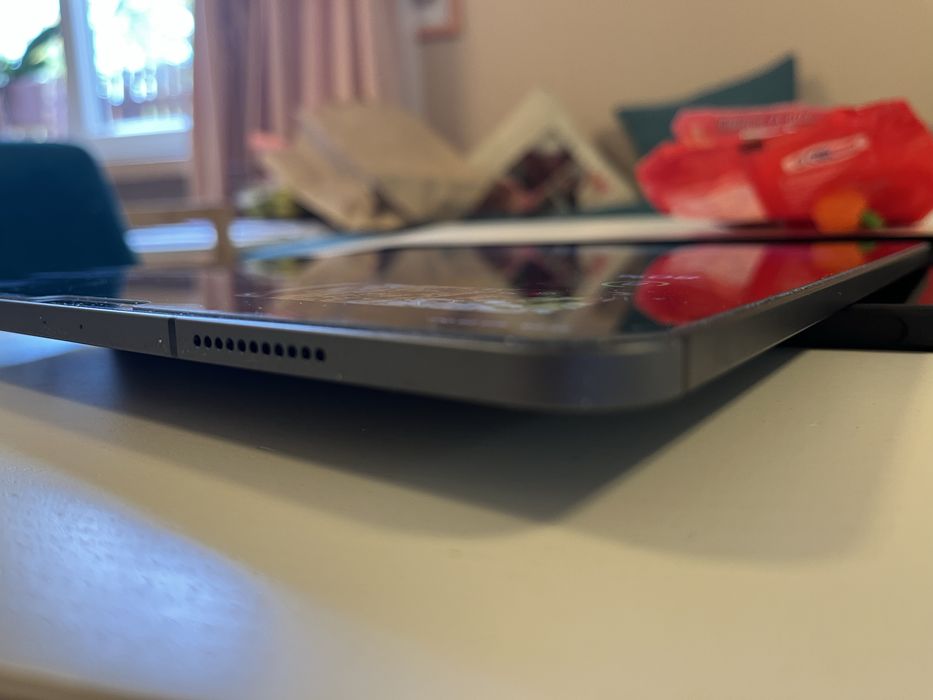 Продавам заменям ipd 12.9 m1 wifi + cell 256 GB