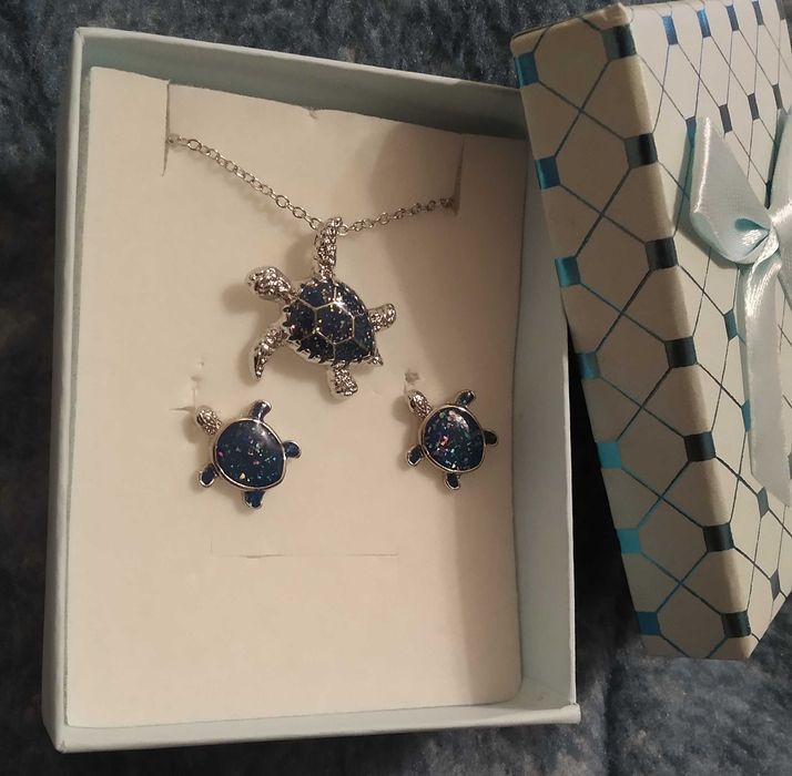 Чисто нов,дамски,, сребърен комплект в подаръчна кутия.