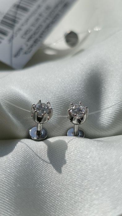 Пусеты с натуральным бриллиантом новые