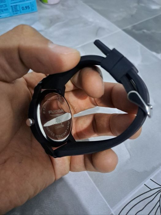 O'zgacha dizayn stilniy soat mujskoy