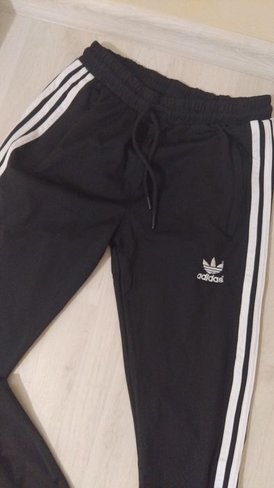 Ieftin!  pantaloni Adidas de trening.
