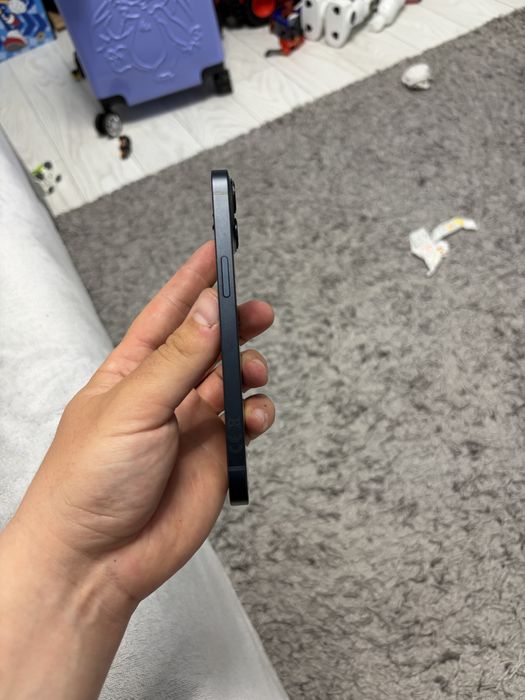 Vand carcasa iphone 13  impecabila