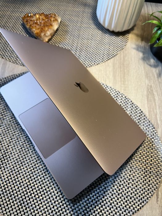 MacBook Air M1 (2020) / 8GB / 256GB SSD / Много добро състояние / Батерия 86%
