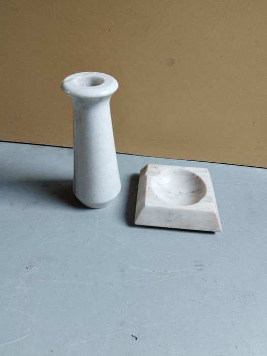 Малка вазичка и пепелник отбял мрамор