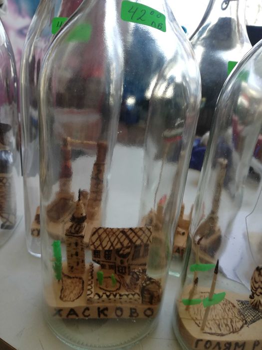 Шишета с дървени фигури