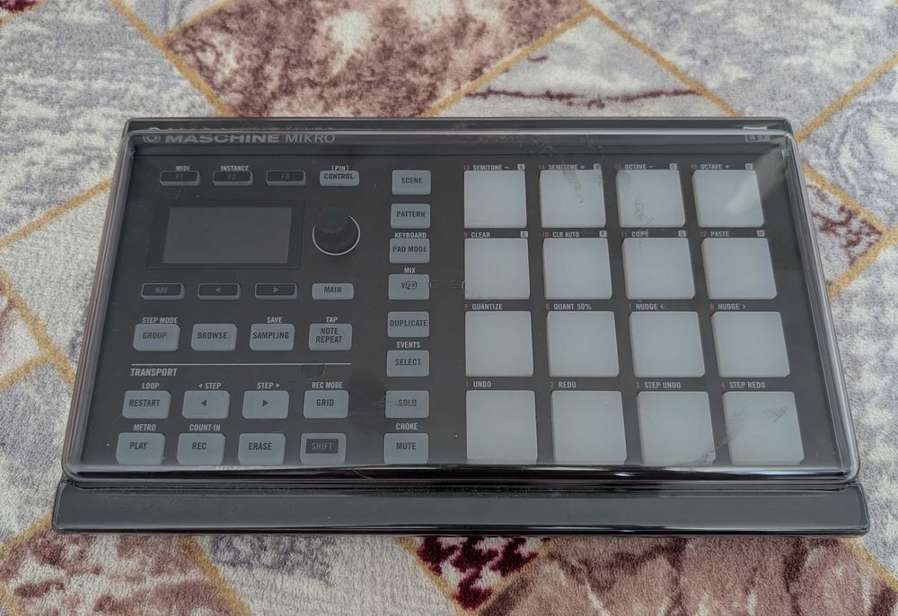 Native Instruments Maschine Mikro MKII + decksaver